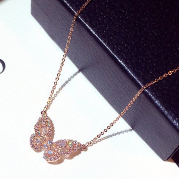 New! Butterfly Necklace - Picture 2 of 6